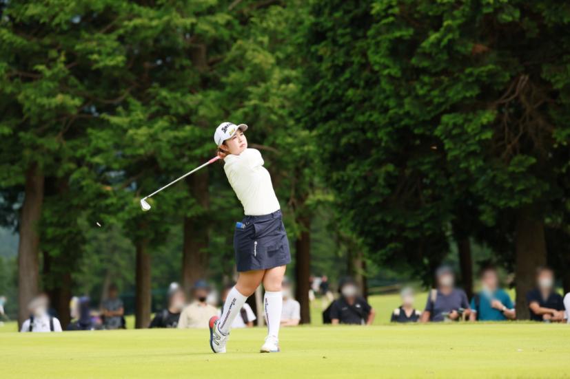 山下美夢有のアイアンスイング（斜め前方）連続写真【CATレディス2022】