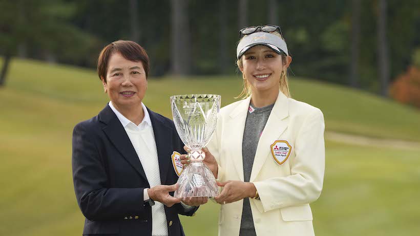 樋口久子氏と一緒に写真に治る金田久美子