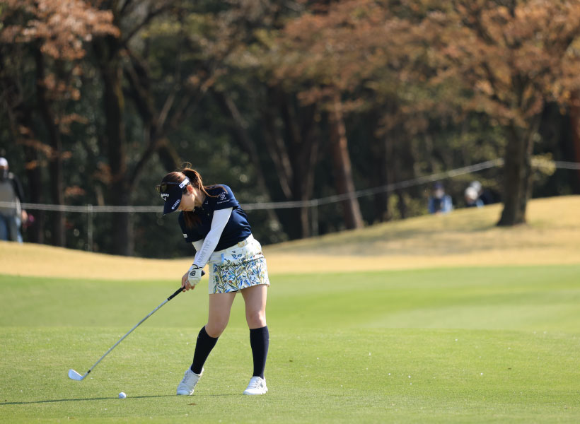西村優菜のアイアンスイング(斜め前方)