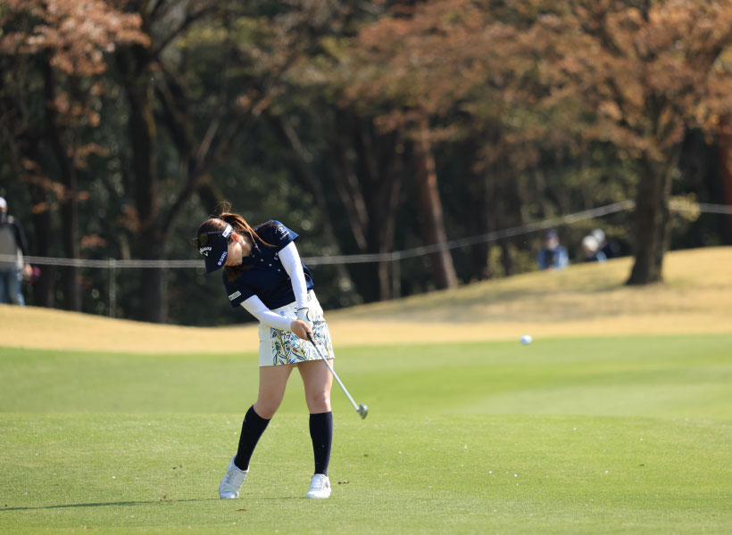 西村優菜のアイアンスイング(斜め前方)