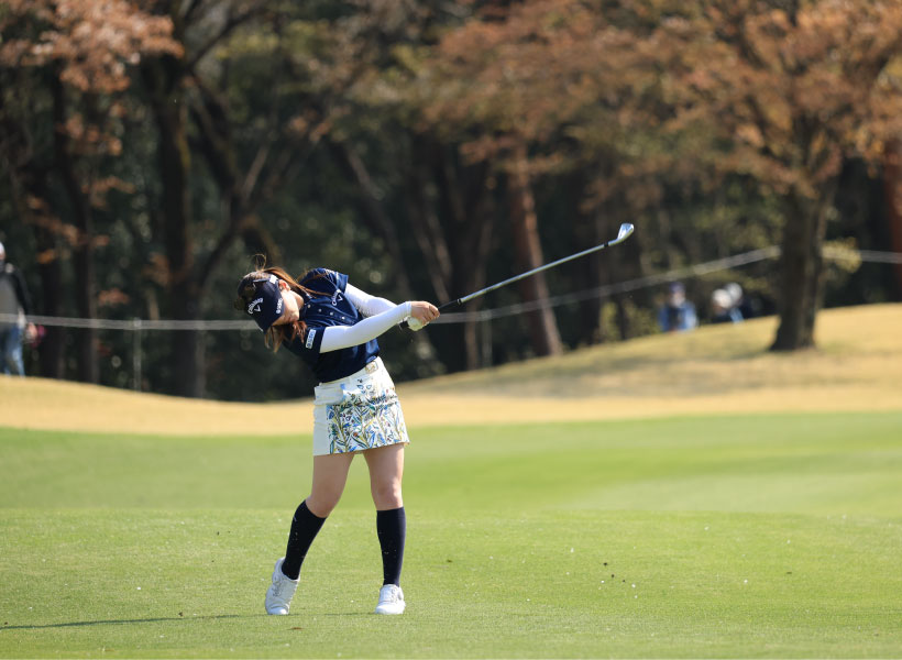 西村優菜のアイアンスイング(斜め前方)