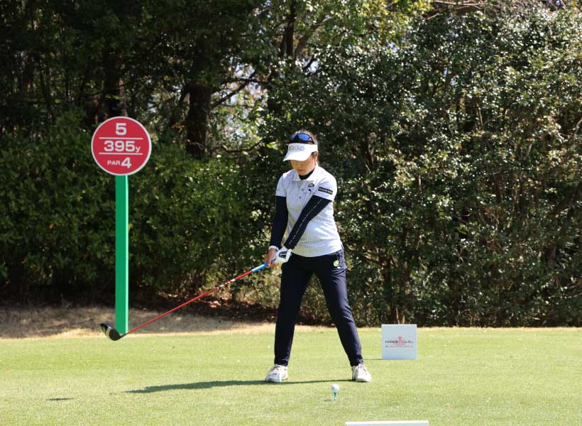 青木瀬令奈のドライバースイング(正面)