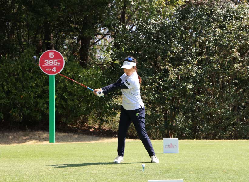 青木瀬令奈のドライバースイング(正面)