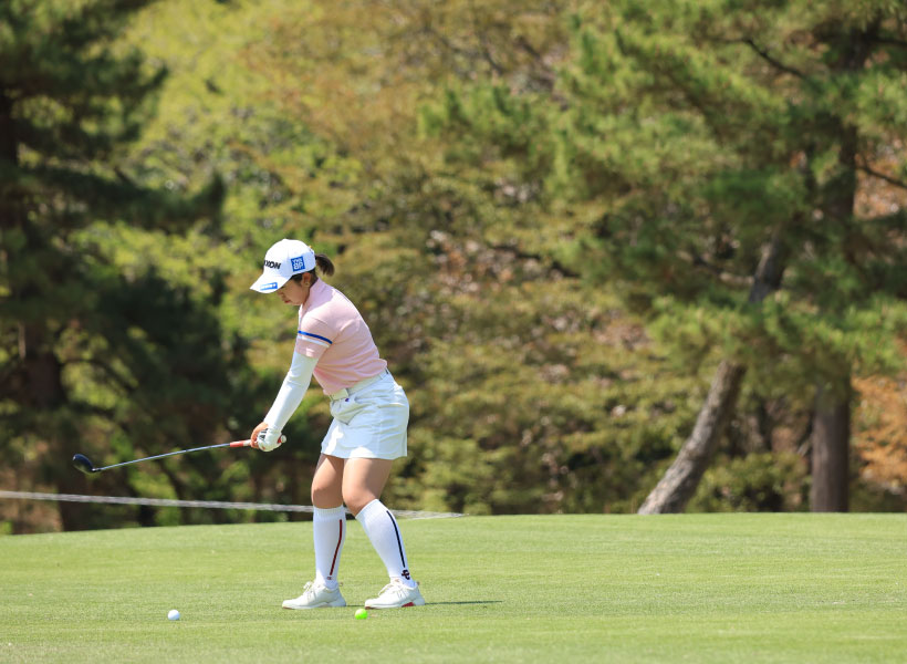 山下美夢有のユーティリティスイング(斜め前方)