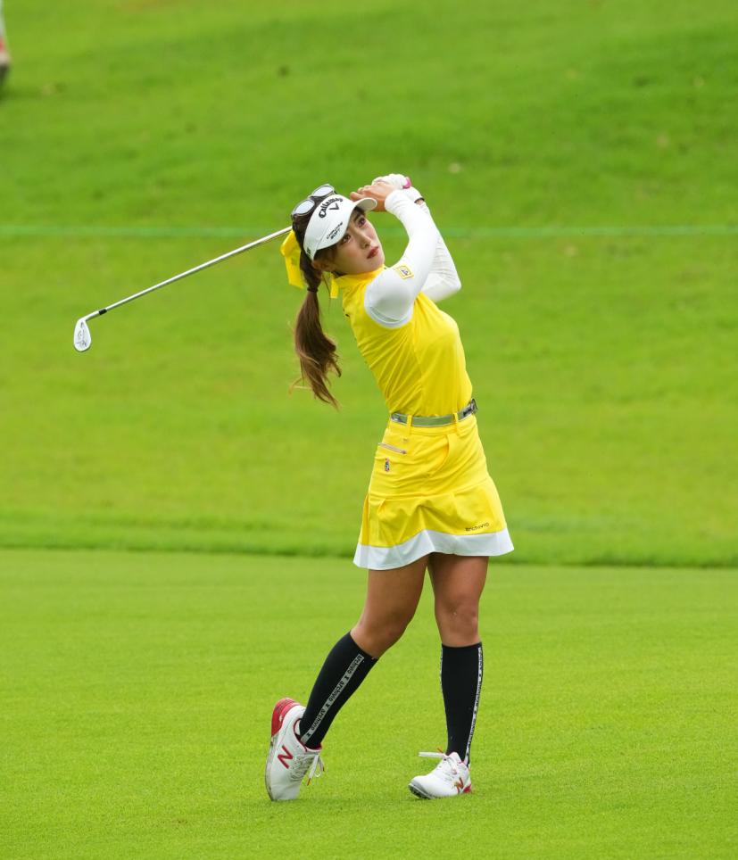 臼井麗香のアイアンスイング(斜め前方)