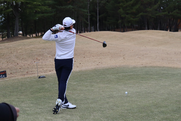 笹生プロとジュニアゴルファーのドラコン対決