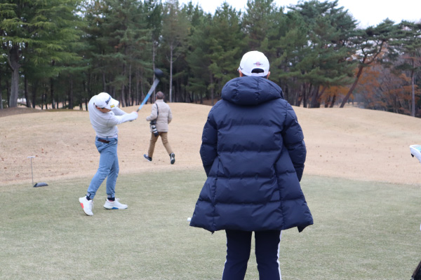 笹生プロとジュニアゴルファーのドラコン対決