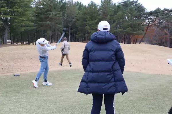 笹生プロとジュニアゴルファーのドラコン対決