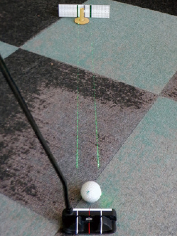 レーザーポインターでパターの構えを修正