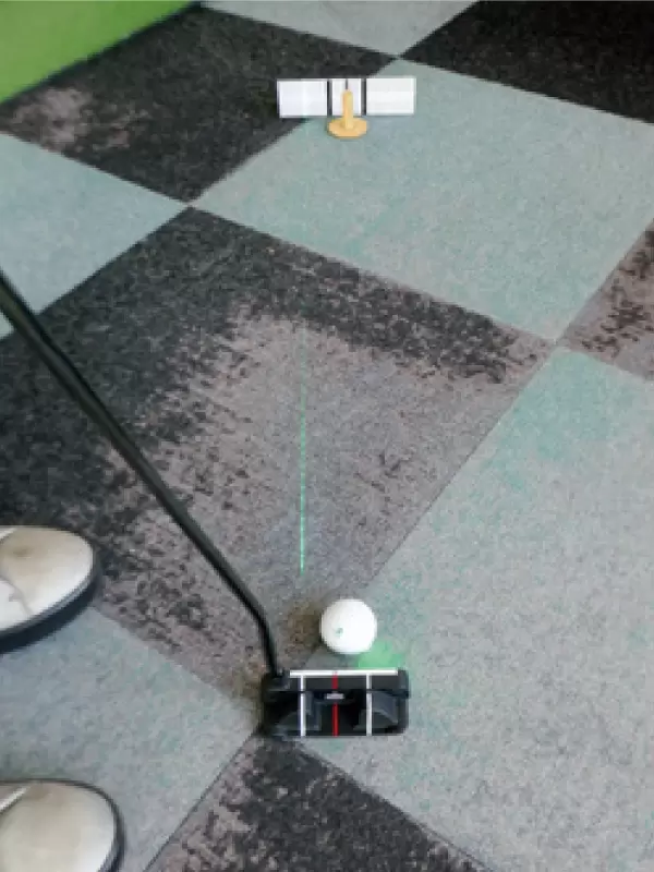 レーザーポインターでパターの構えを修正