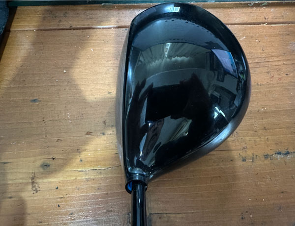 可変ロフトで言う”Lower”　右からシャフトが入った状態。フェースが開く。