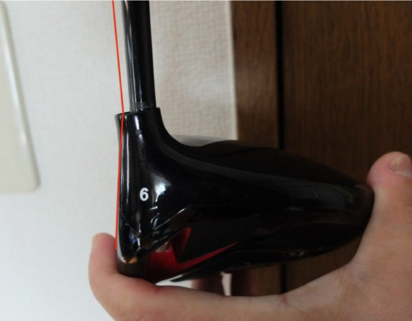 可変ロフトで言う”Lower”　右からシャフトが入った状態。ロフトが減る。