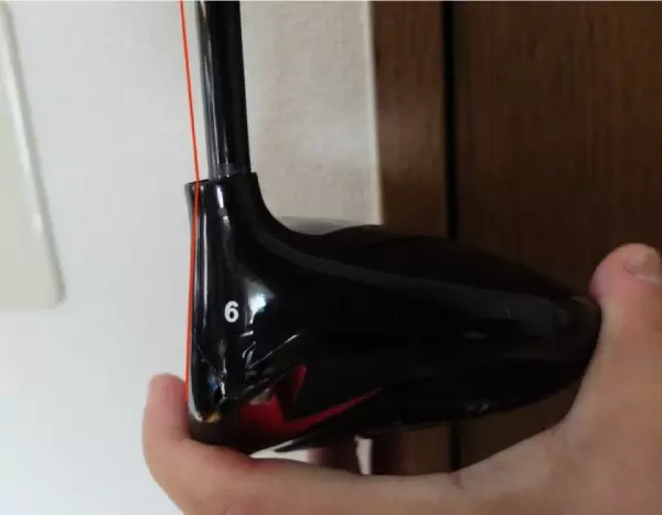 可変ロフトで言う”Lower”　右からシャフトが入った状態。ロフトが減る。