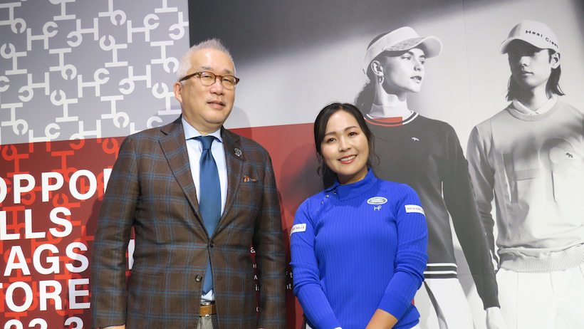 桑田隆晴社長とともフォトセッションで笑顔