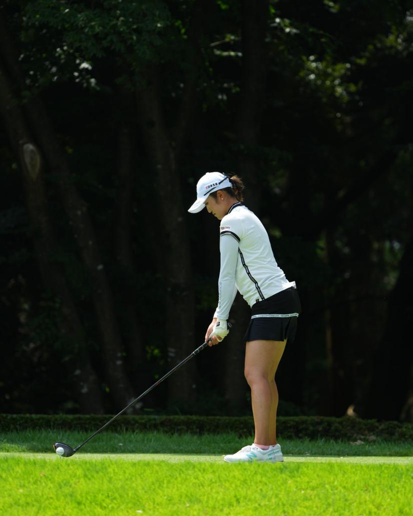 稲見萌寧のドライバースイング（前方）