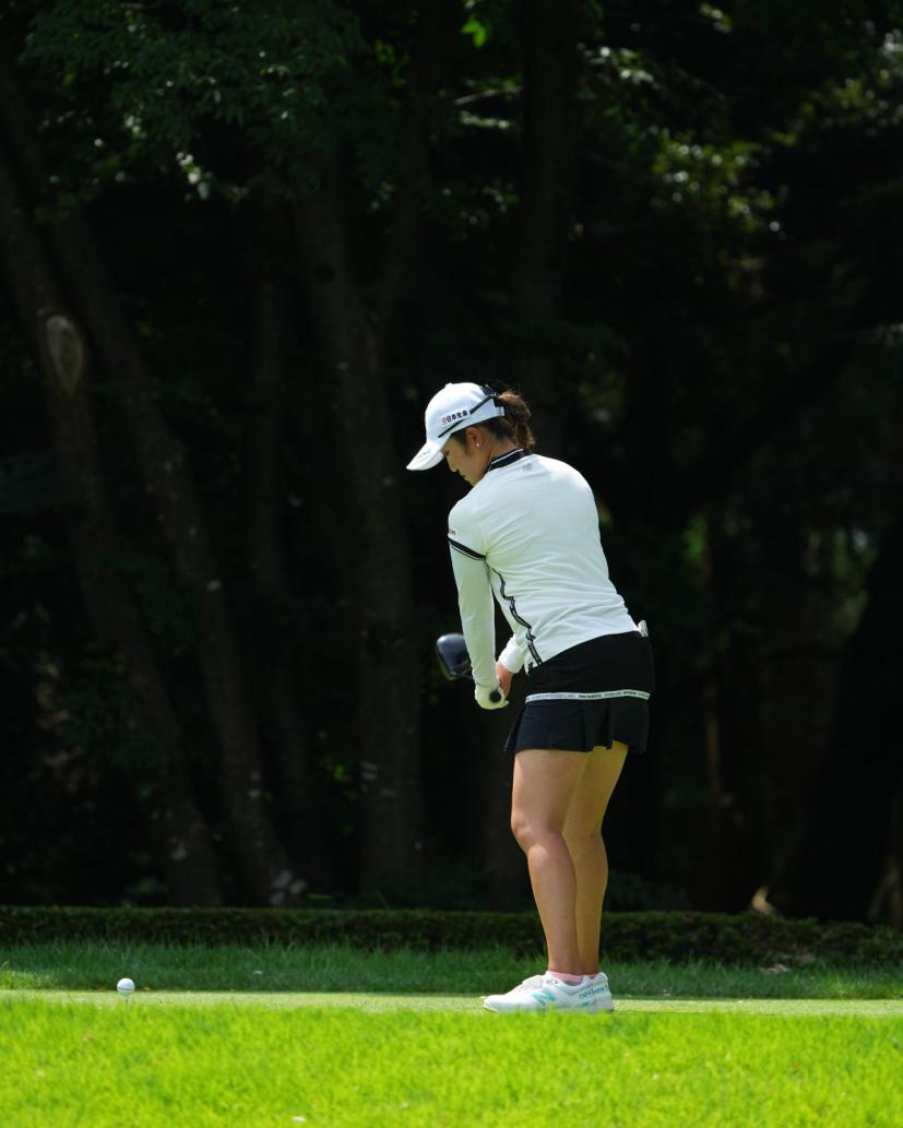 稲見萌寧のドライバースイング（前方）