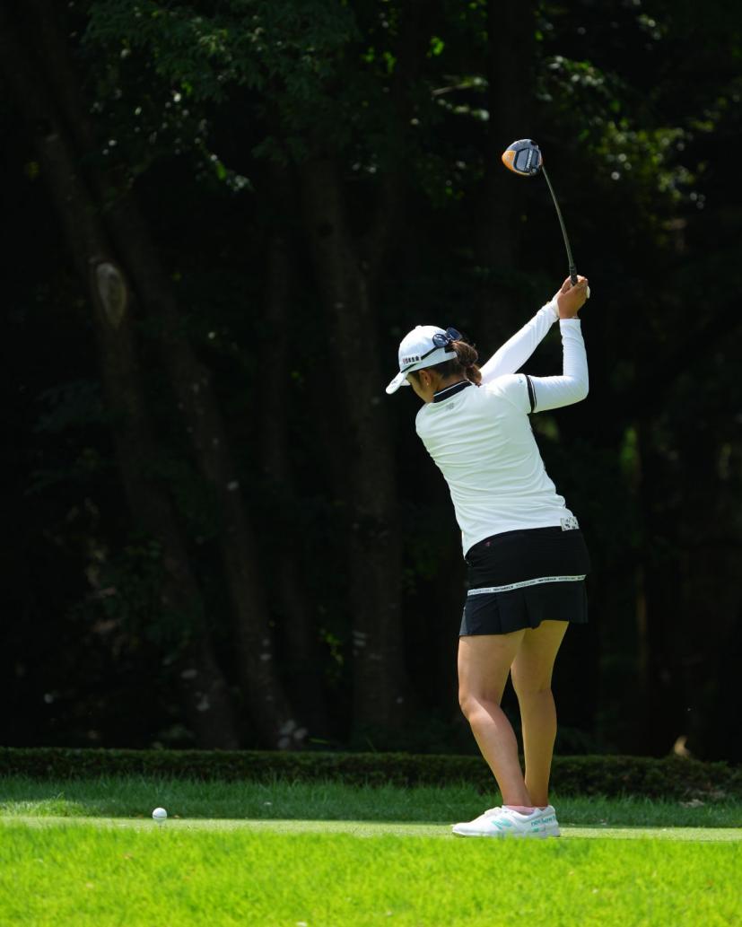 稲見萌寧のドライバースイング（前方）