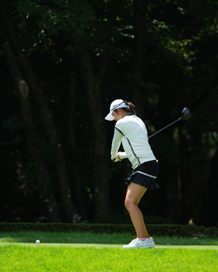 稲見萌寧のドライバースイング（前方）