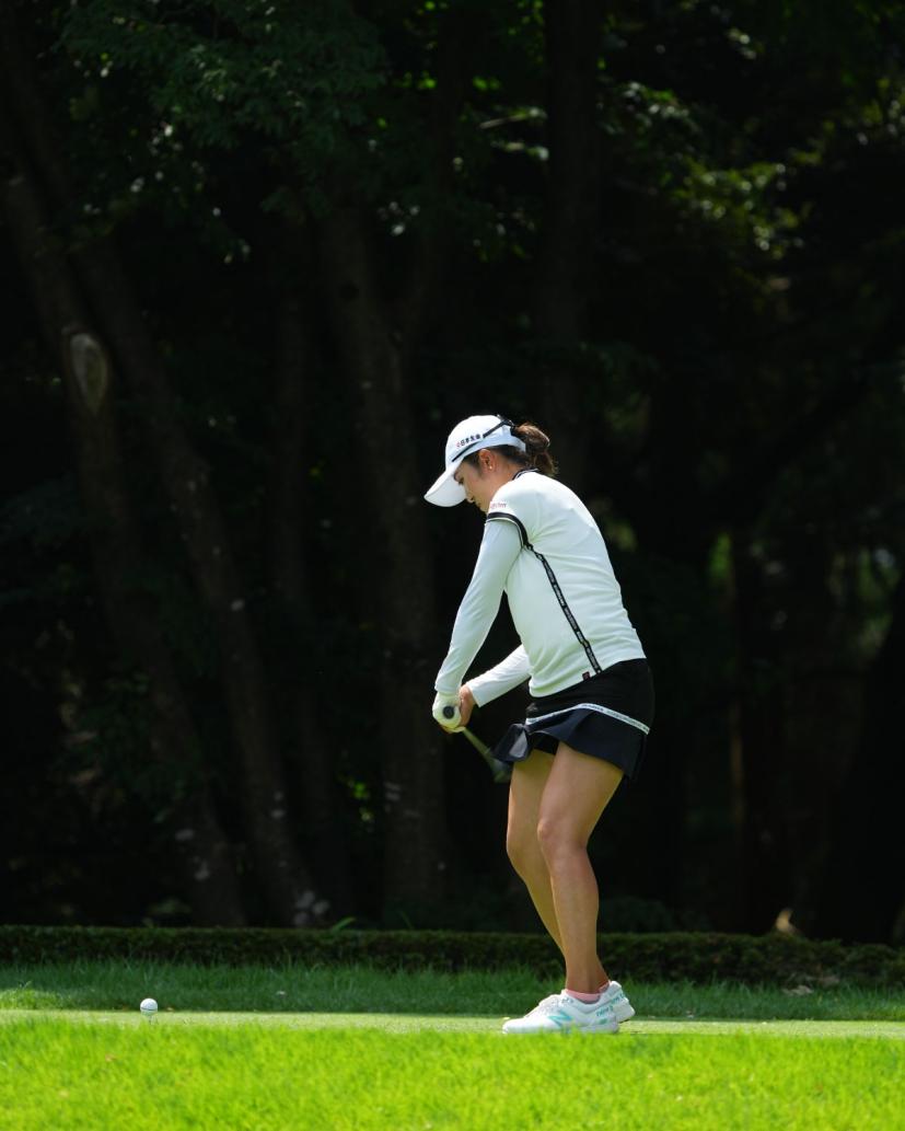 稲見萌寧のドライバースイング（前方）