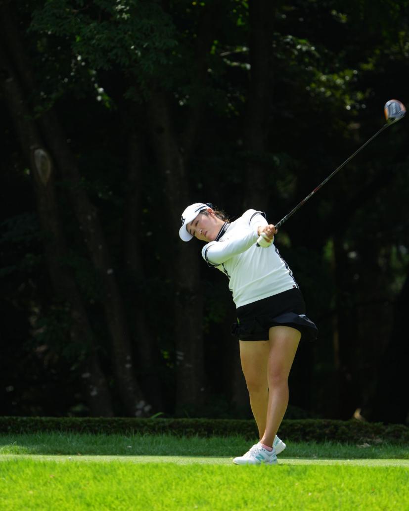 稲見萌寧のドライバースイング（前方）