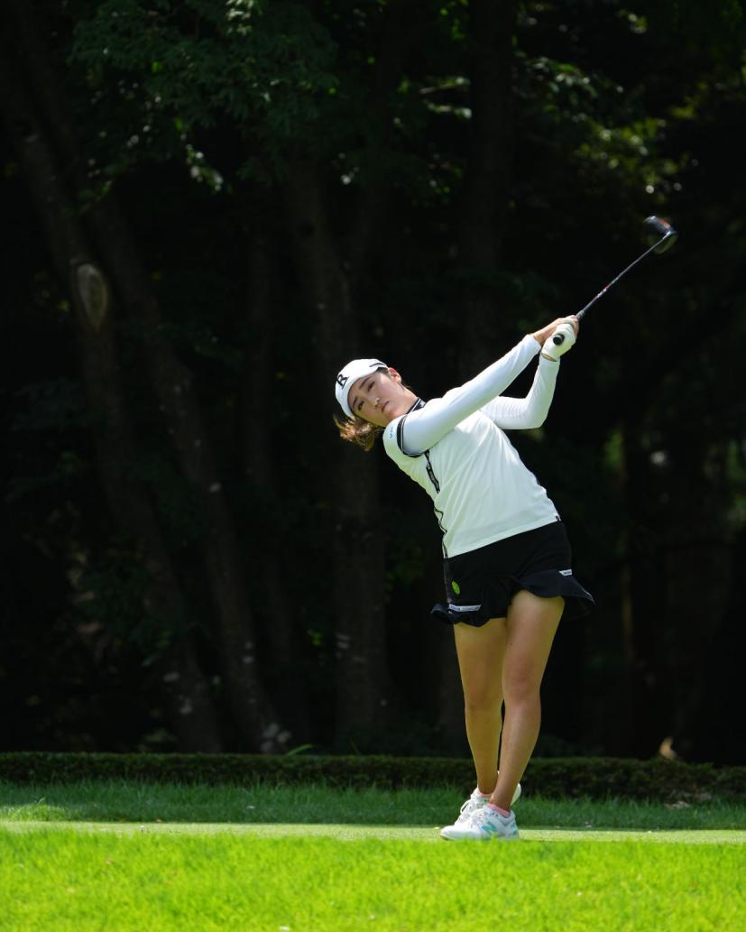 稲見萌寧のドライバースイング（前方）