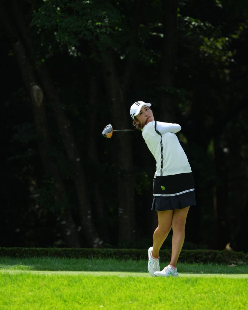 稲見萌寧のドライバースイング（前方）