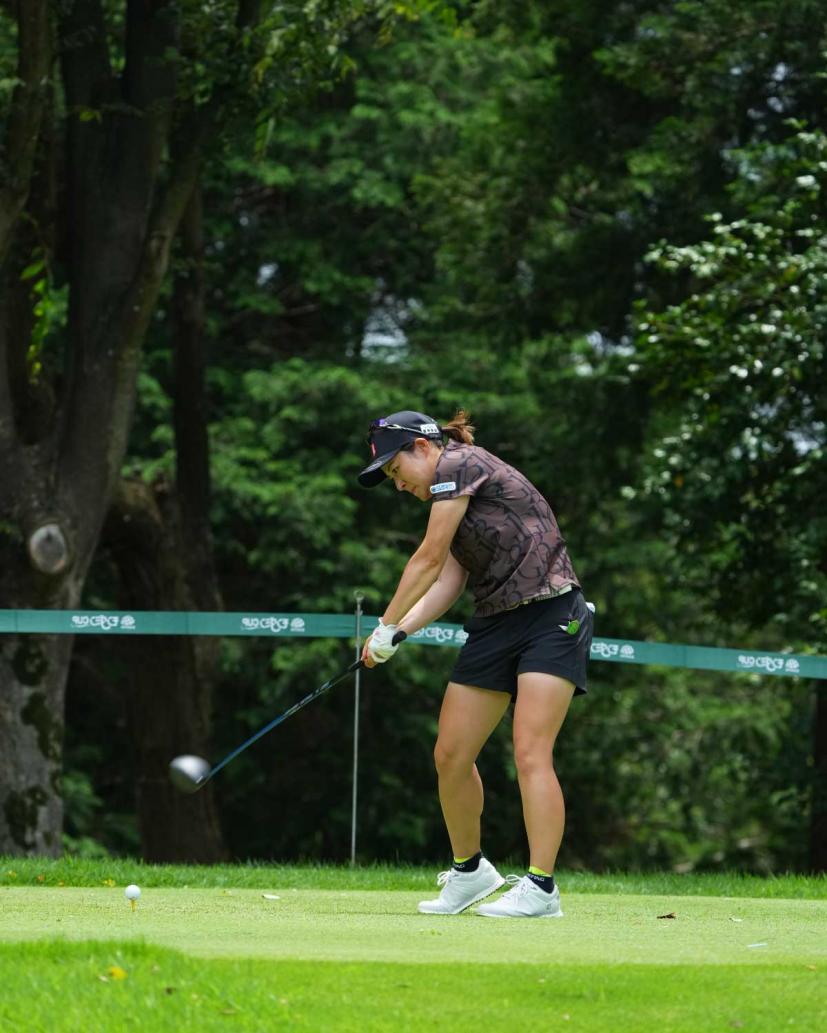 佐久間綾女のドライバースイング(斜め前方)