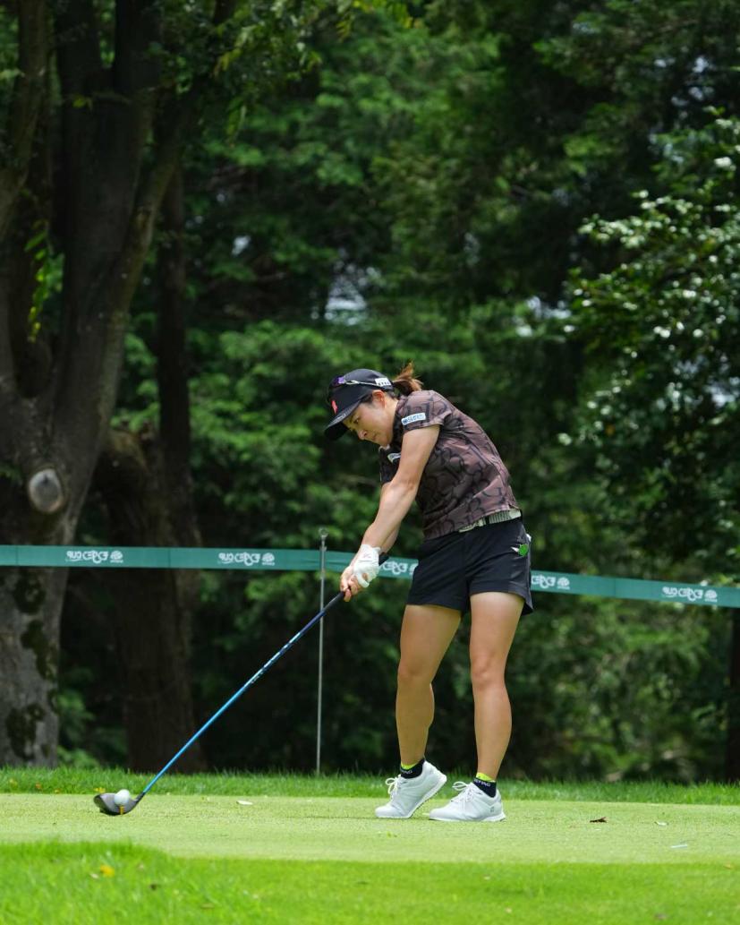 佐久間綾女のドライバースイング(斜め前方)
