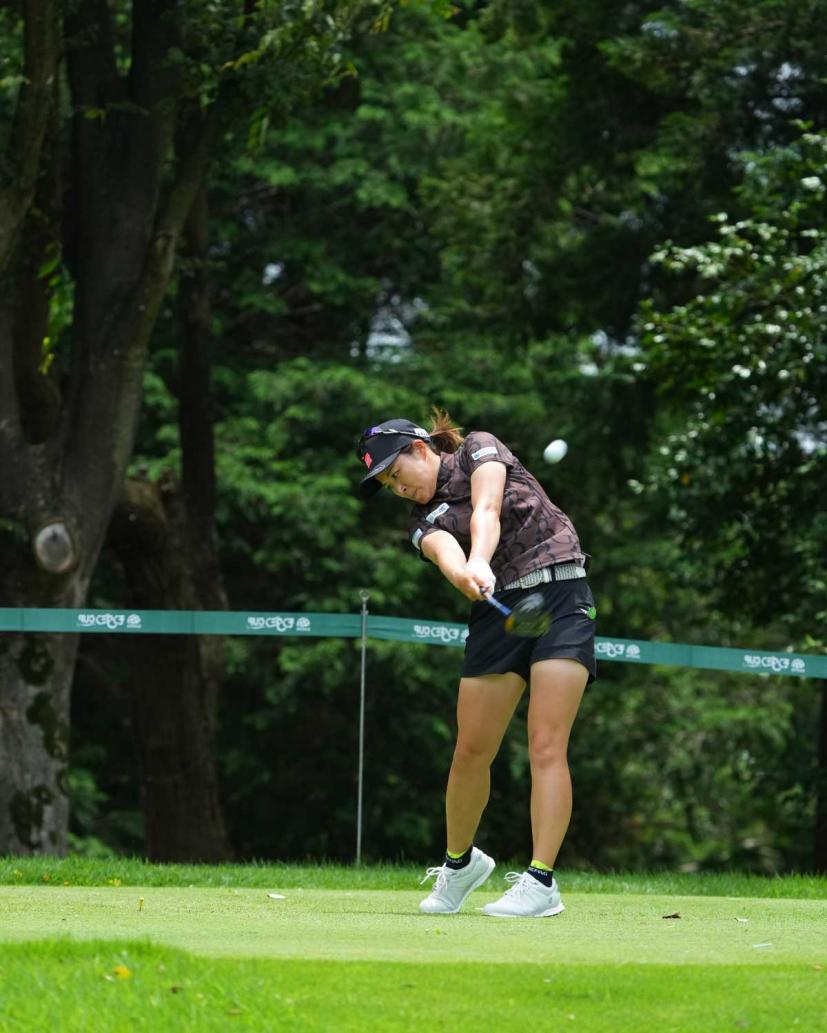 佐久間綾女のドライバースイング(斜め前方)