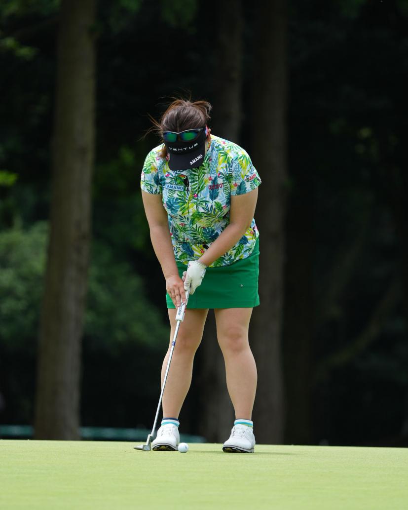 吉田弓美子のパッティングストローク(正面)