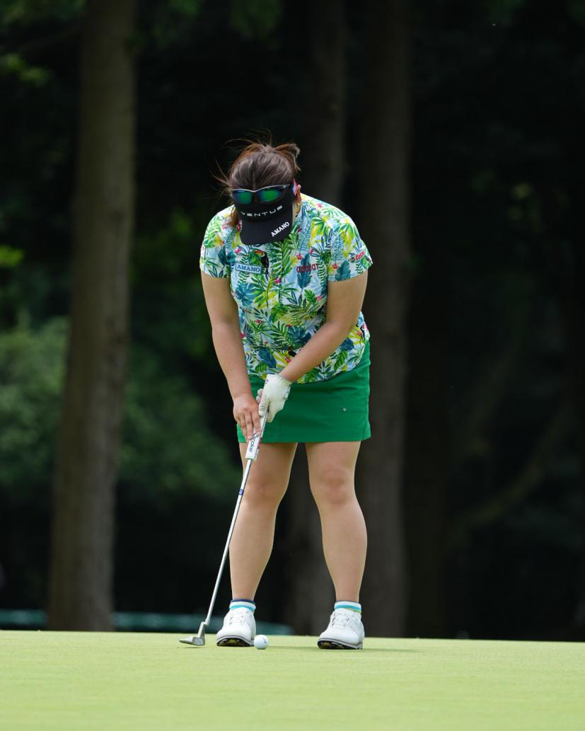 吉田弓美子のパッティングストローク(正面)