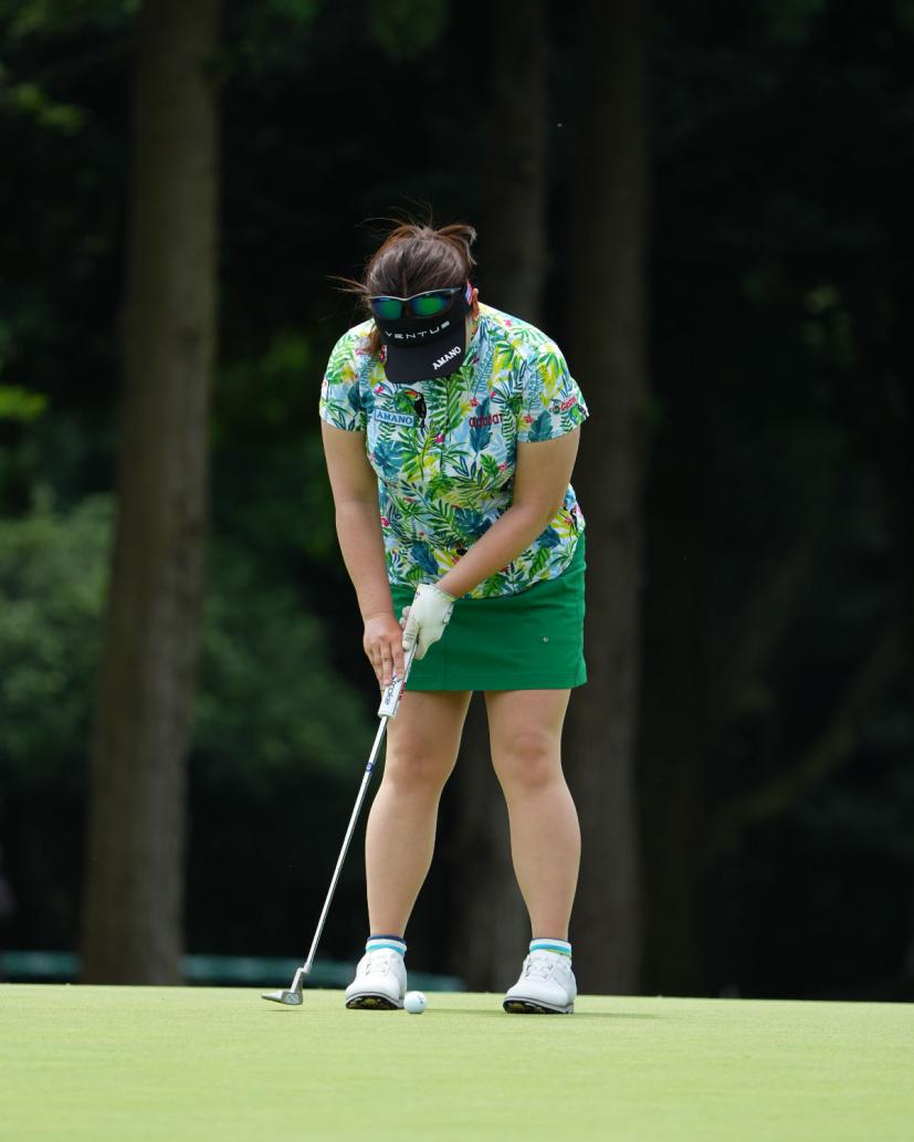 吉田弓美子のパッティングストローク(正面)