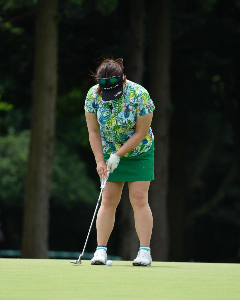 吉田弓美子のパッティングストローク(正面)
