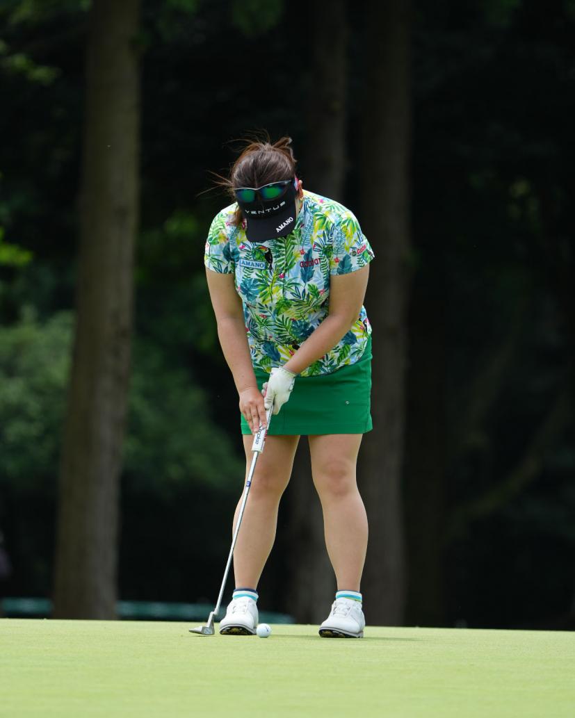 吉田弓美子のパッティングストローク(正面)