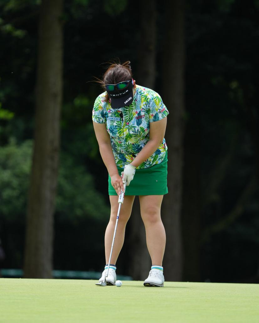 吉田弓美子のパッティングストローク(正面)