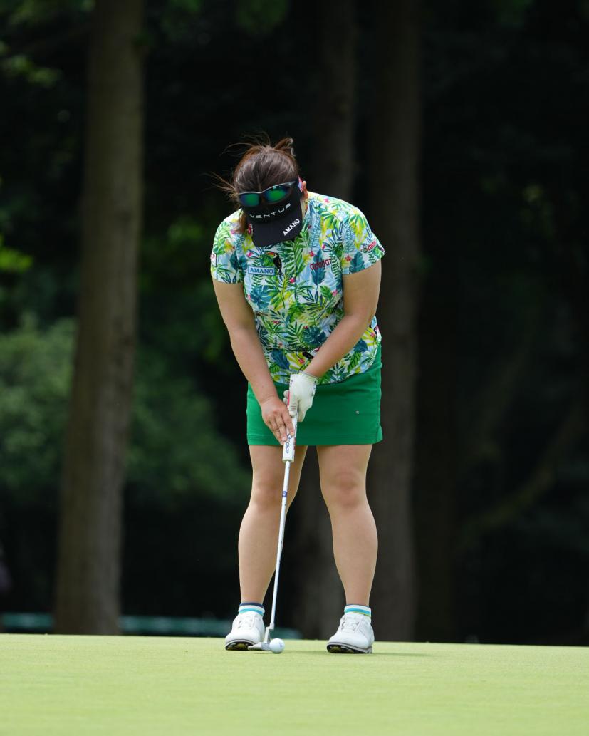 吉田弓美子のパッティングストローク(正面)