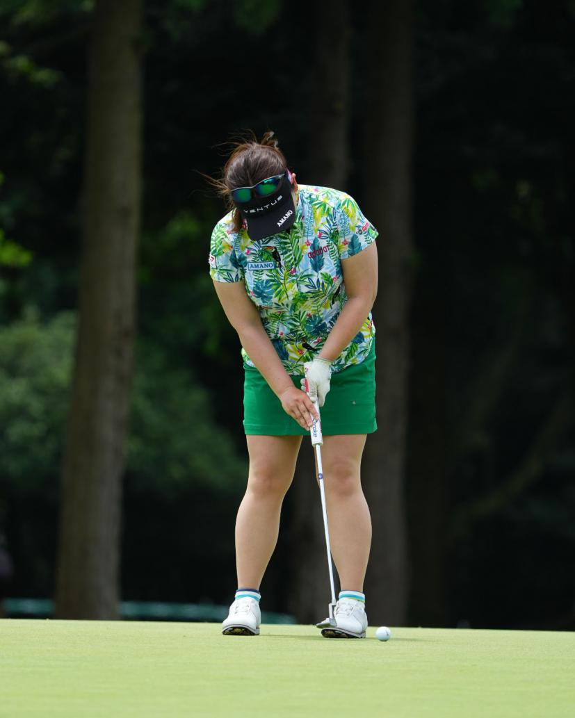 吉田弓美子のパッティングストローク(正面)