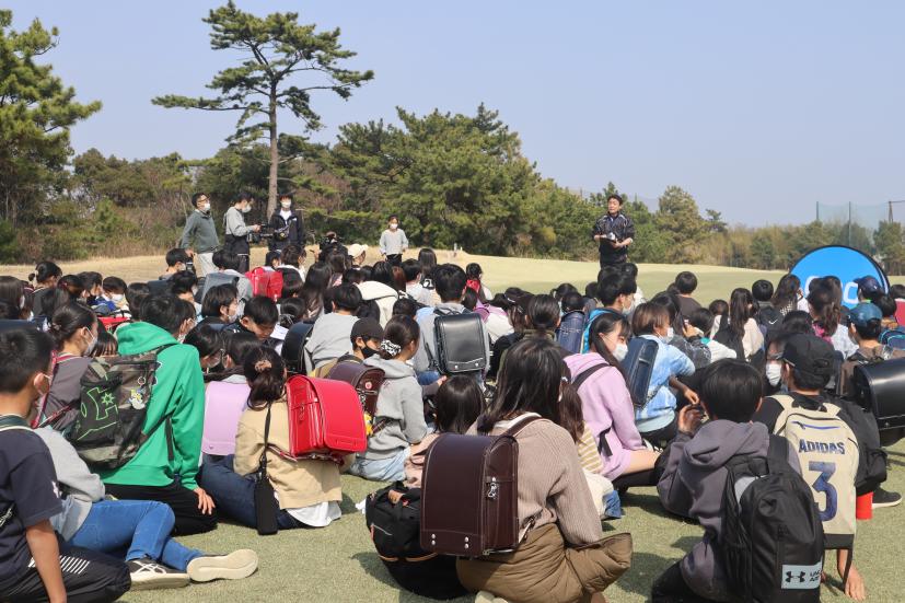 先生の話を聞く小学生