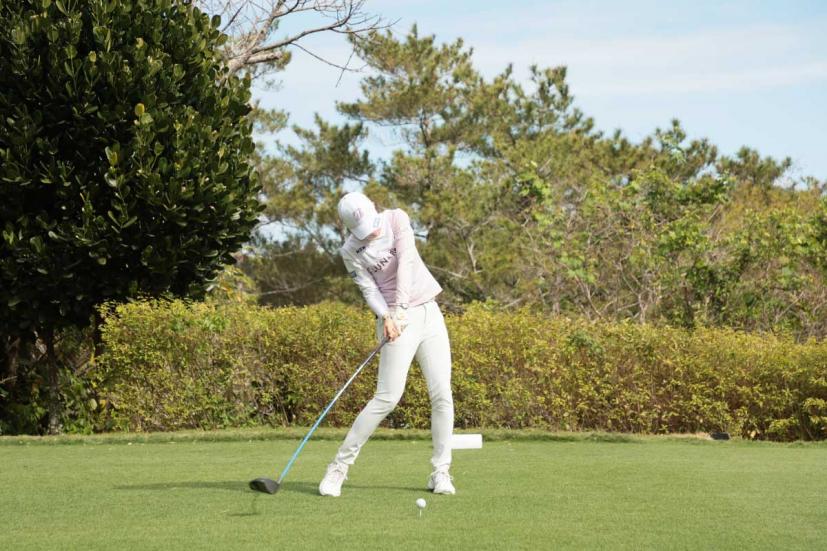 三ヶ島かなのドライバースイング