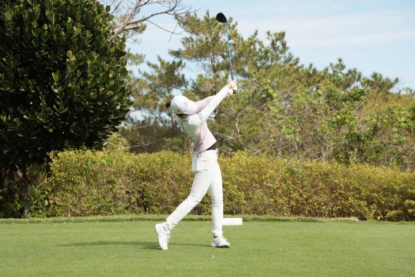三ヶ島かなのドライバースイング