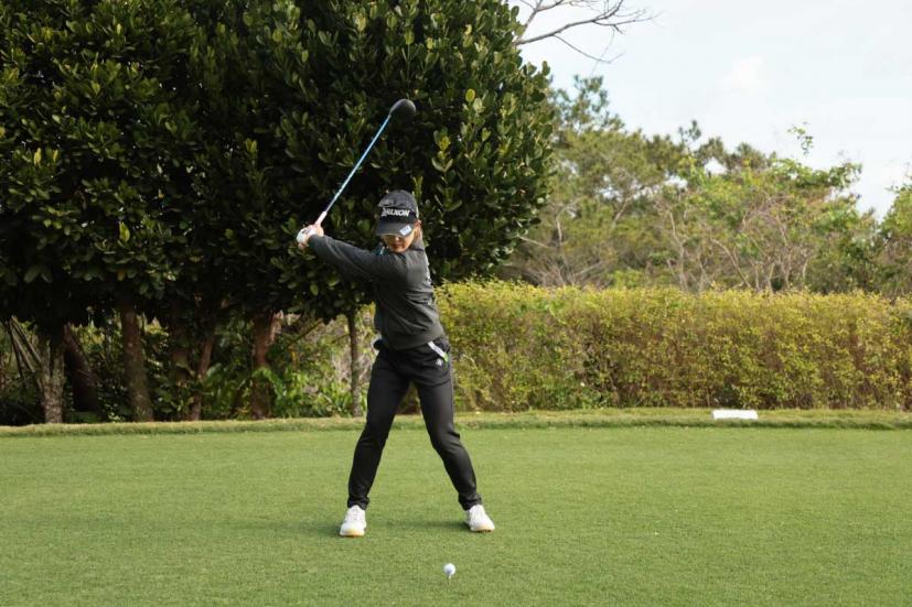 小倉彩愛のドライバースイング