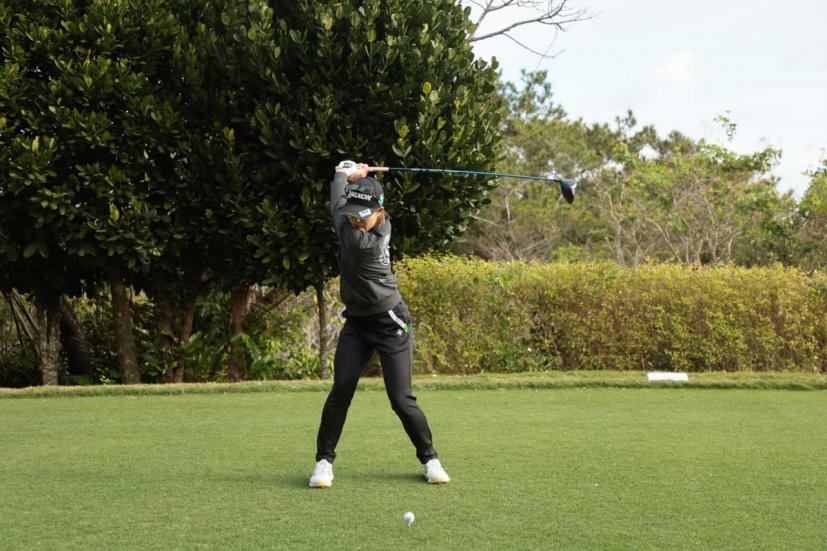 小倉彩愛のドライバースイング