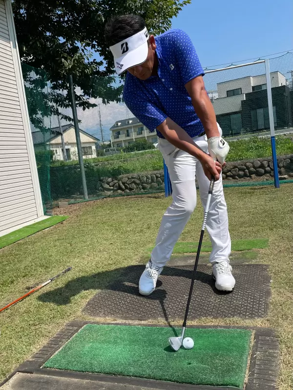 左足へウェートシフトしてボールをヒットする