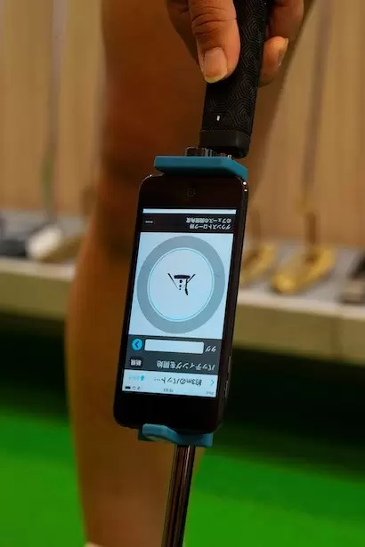 ピンのパター専用アプリ『iPING』の入ったスマホをパターに装着。