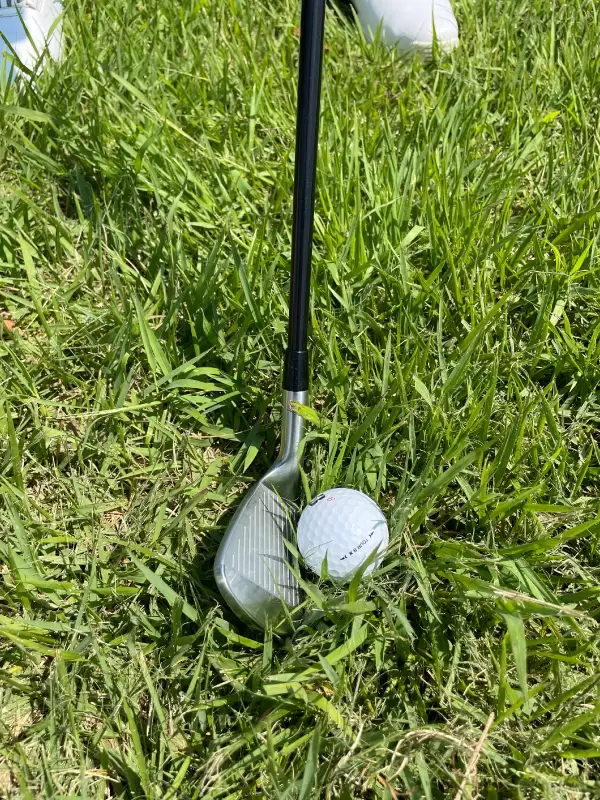 フェースとボールの間に芝が3〜4枚程度挟まるようなケースはフライヤーが起こりやすい。