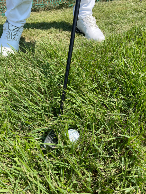 フェースとボールの間に芝がたくさん挟まるようなケースはフライヤーしない