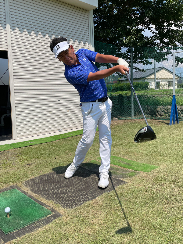 カラダをしっかり回し、ヘッドを押すように動かす令和型のB