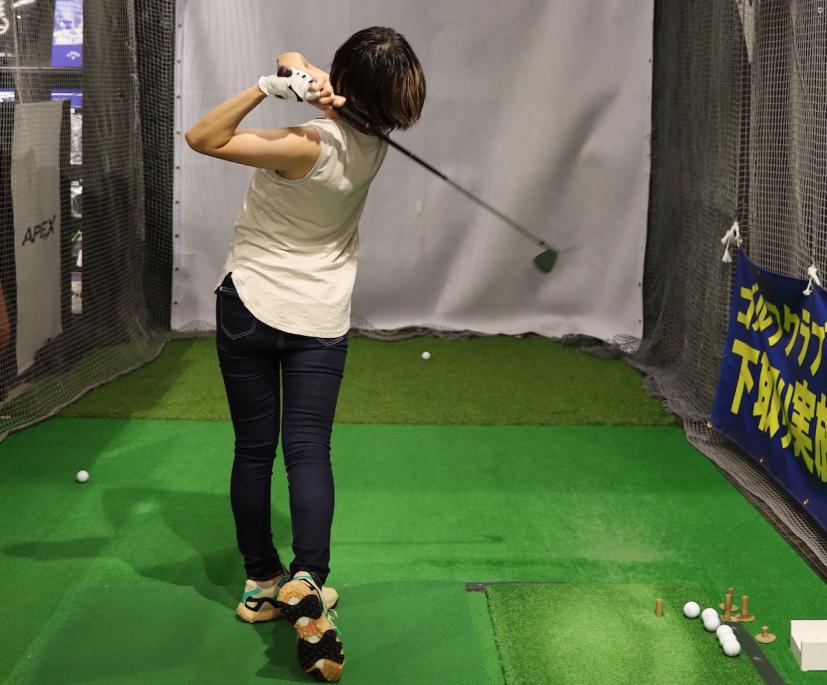 まずは店内の試打ブースでスイングチェック