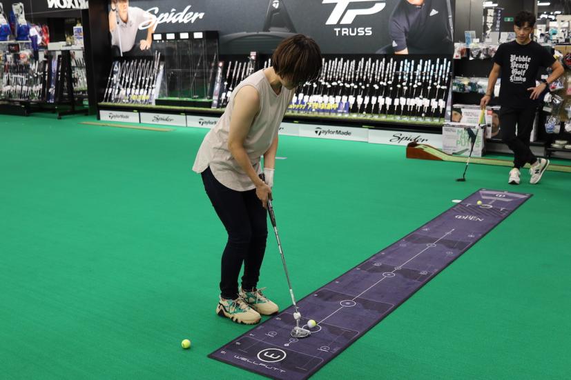 構えた時の感覚、打感を感じながら試打する