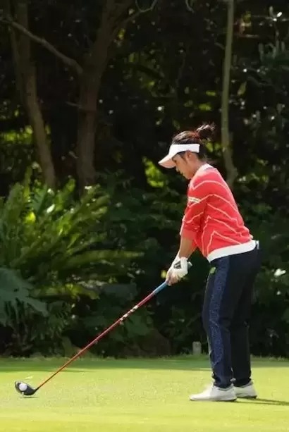 ドライバースイング（斜め前方）